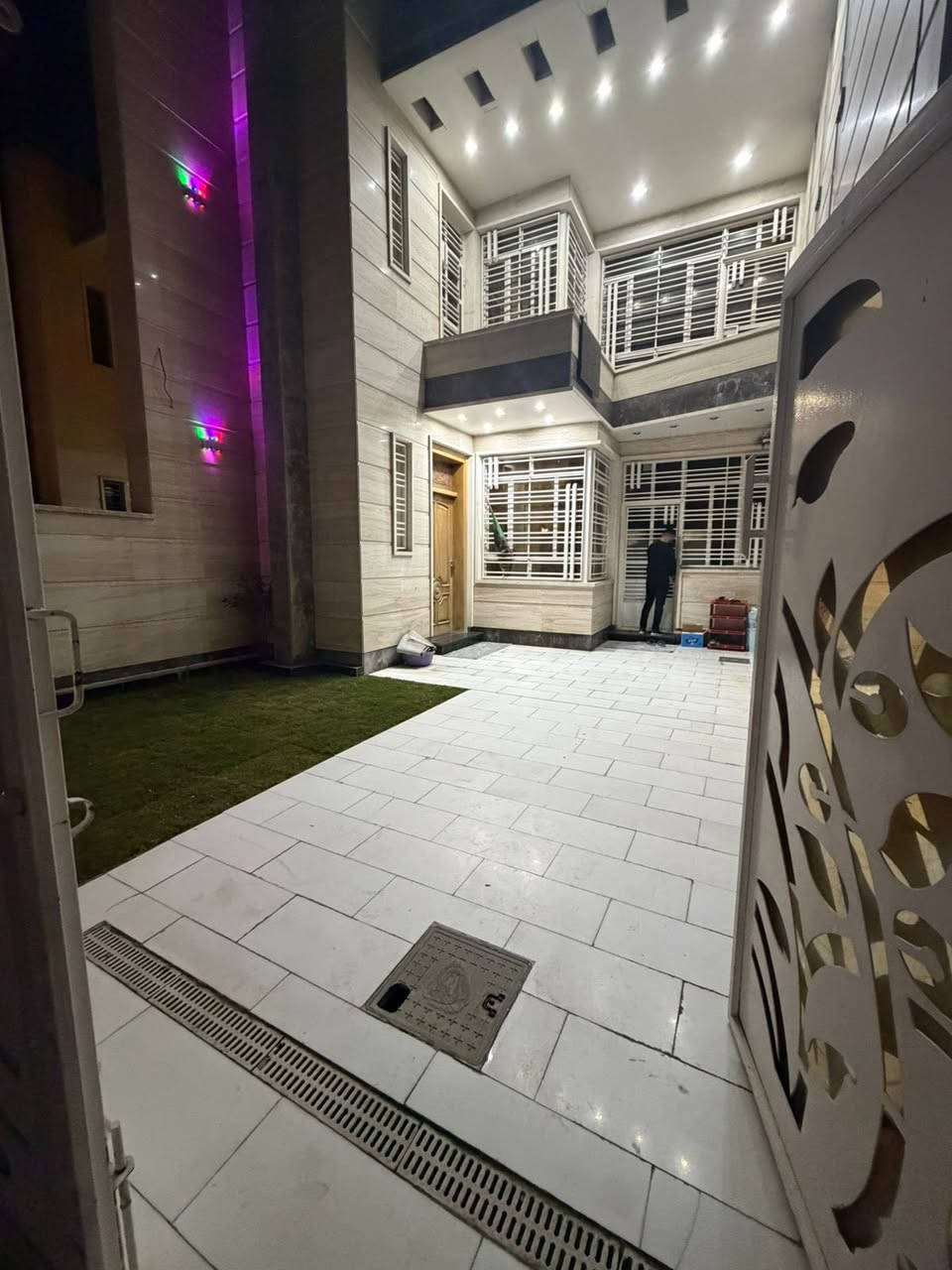 دار للبيع زيونه محله 710 المساحه 200 م الوجها 6.66م النزال 30 البناء درجه اولى تاريخ البناء 23  يتكون الدار 5 نوم سويت كراج مطبخ حار بارد صالت ضيوف مع صاله داخليه الدار مدخلين  كامل وحسب الموصفات  اي استفسار *********** وتساب او اتصال السعر جدا مناسب
