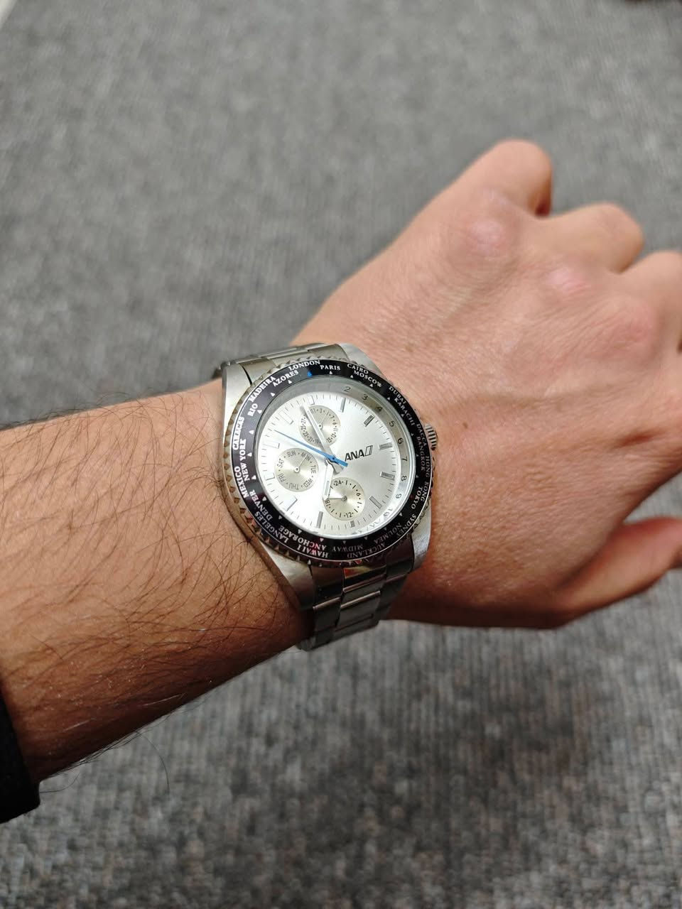 سلام علیکم.
ساعە ئانا اصلی للبیع. یابانی. باتری. سنتر یومی و سنتر اسبوعی و سنتر 24  ساعه. رینك دوار. ضد الماء. قطر 43 مع زمبلک. تصمیم رائع. نضیف جدا بالستیكر. سعر  60 الف مكاني بغداد الزعفرانية هاتف ***********
