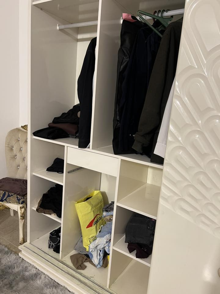 غرفة نوم للبيع نضيفه  سعر ٤٠٠ وبيها مجال مكان سيديه. للاستفسار. ***********
