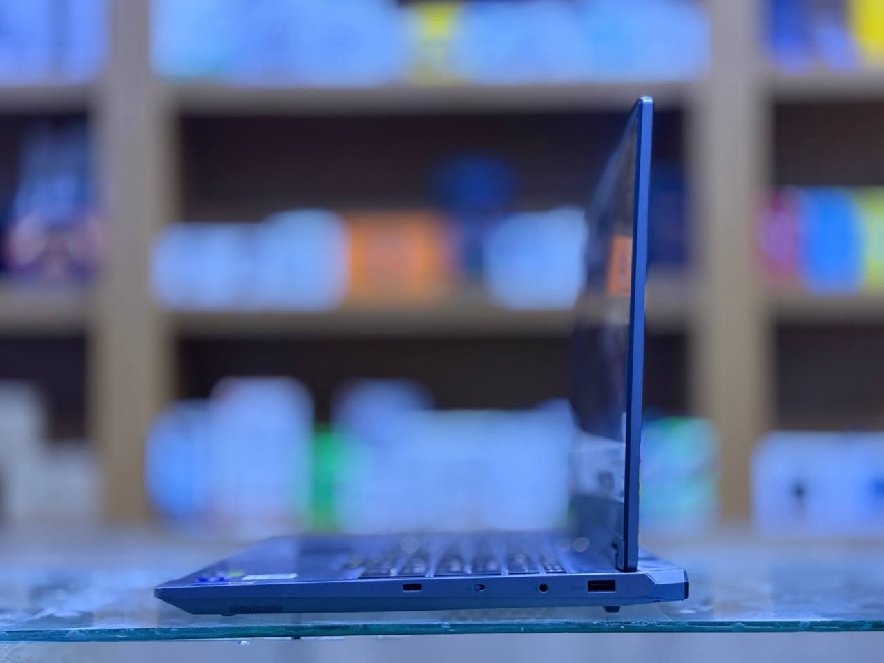 Lenovo LOQ 15IRX9 🔥
لابتوب مستخدم للبيع
-يتميز هذا اللابتوب بتصميمه العصري الانيق والمتين الذي يعكس الاناقة والعملية
-للالعاب 🎮 والشغل والدراسة والتصميم والبرامج الهندسية لابتوب واحد يكفيك كلشي
-سرعة خارقة⚡ بمعالجات Intel Core الجيل الحديث
-جودة + قوة + سعر يناسبك 🌟

⚙ Lenovo LOQ 15IRX9 🔥
⚙ Intel Core i7-13650HX /المعالج 
⚙ RAM 16GB /الرام 
⚙ 512GB SSD /التخزين
⚙ RTX 4060 8GB /كارت الشاشة
⚙15.6 FHD IPS 144Hz,100% sRGB /الشاشة
⚙ Keyboard - English & Arabic - Backlit /الكيبورد
يحتوي الكيبورد على اضاءة 
اللابتوب بنظام windows 11 pro
تأتي الحاسبة بأربع اوضاع ويتغير لون زر التشغيل بحسب الوضع:
-وضع توفير الطاقة وعندها يكون لون الاضاءة ازرق.
-الوضع المتوازن وعندها يكون لون الاضاءة ابيض.
-وضع الاداء وعندها يكون لون الاضاءة احمر.
-الوضع المخصص وعندها يكون لون الاضاءة بنفسجي.

يأتي اللابتوب مع كارتونته والشاحن الاصلي والذي يكون بقدرة 230w
-- للاستفسار مراسلتنا على الفيسبوك 
او الاتصال على الرقم: ***********
كل هذه المواصفات بسعر 1,250,00 د.ع فقط.
