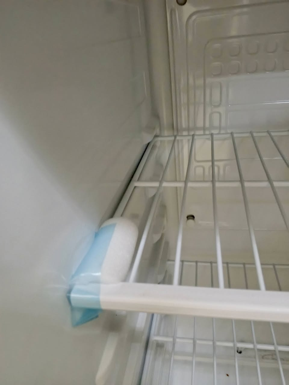 ثلاجة  جديده كلش جديده يعني صار سبوع من جبته  للبيع. مكاني بسمايه الثلاجة مال غرف بسمايه كلش حلوه وشي مرتب سعر 500 وبيه مجال الرقم *********** بي وتساب
