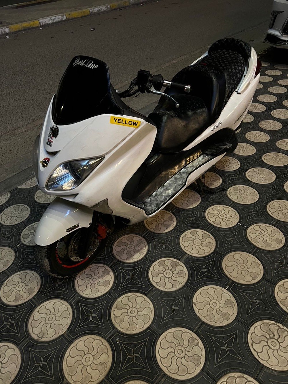 دراجة نارية سريعة وأنيقة بمحرك قوي وتصميم جذاب. لون الدراجة أبيض وتتمتع بحالة جيدة. مناسبة للسير في المدينة أو الطرق الطويلة. المستعملون السابقون أبدوا إعجابهم بأدائها وراحة القيادة بها. تحتوي على عدادات رقمية وحساسات دقيقة لتمكين القيادة بأمان.