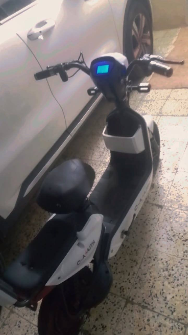 السلام عليكم حبايب عندي دراجة شحن للبيع الدراجة مستعملة كلشي ما بيهة الاتصال بل الرقم *********** موجود عل واتساب والسعر خاص ....
