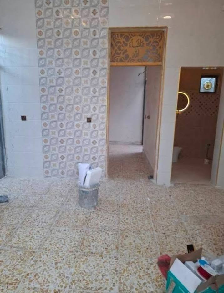 سلام عليكم عندي بيت للبيع مساحة 125 متر سند 25طابو زراعي العنوان الزعفرانيه دور الشرطه نهاية بيت بنيه  الاستفسار الاتصال ع رقم *********** يوجد واتساب على نفس الرقم.
