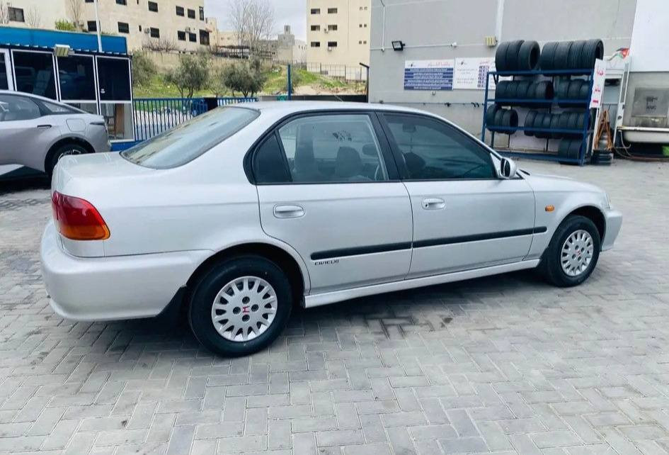 السلام عليكم هوندا سيفيك 
رقم بغداد بأسمي سنويه جديده محرك كير 
السعر 40 ورقه لان محتاج فلوس عندي عمليه جفاكم الله الشر 
رقمي ***********
