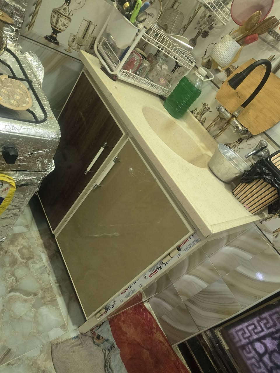 للبيع ديوان ١٠ مقاعد وميز دائري طبلات ويا ٣ وكاونتر وسنك الي يحب يشتري يتصل عل هذا الرقم ***********

