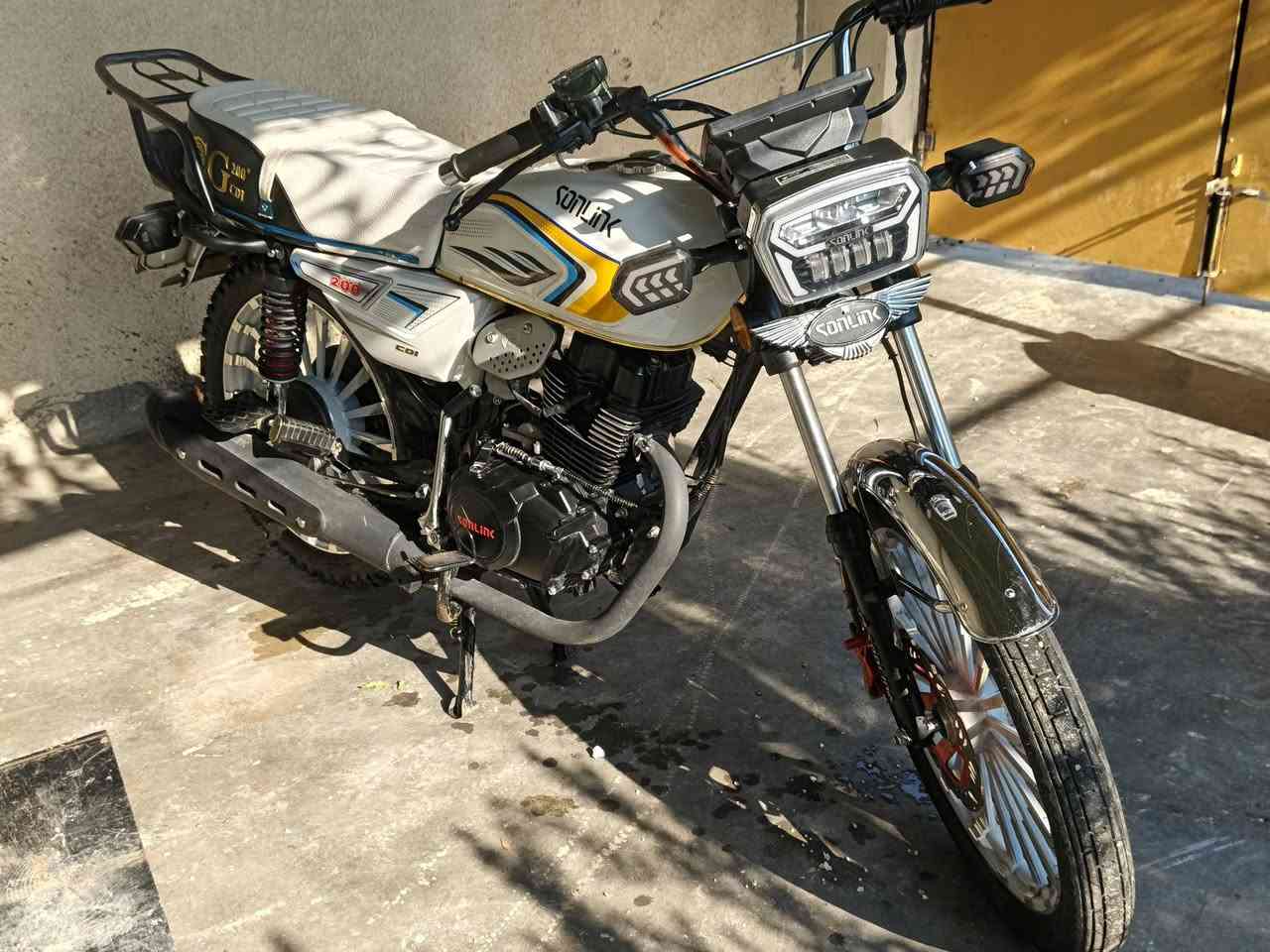 السلام عليكم دراجه سولنك موديل 2025مكينه 200 
مرقم بغداد دراجه مابيهة  نقص  ماشيه 6 الاف تحويل ثاني يوم السعر مليونين و150 الف و بيهة مجال متواجد
 زعفرانيه وتقاطع النهروان 
***********
