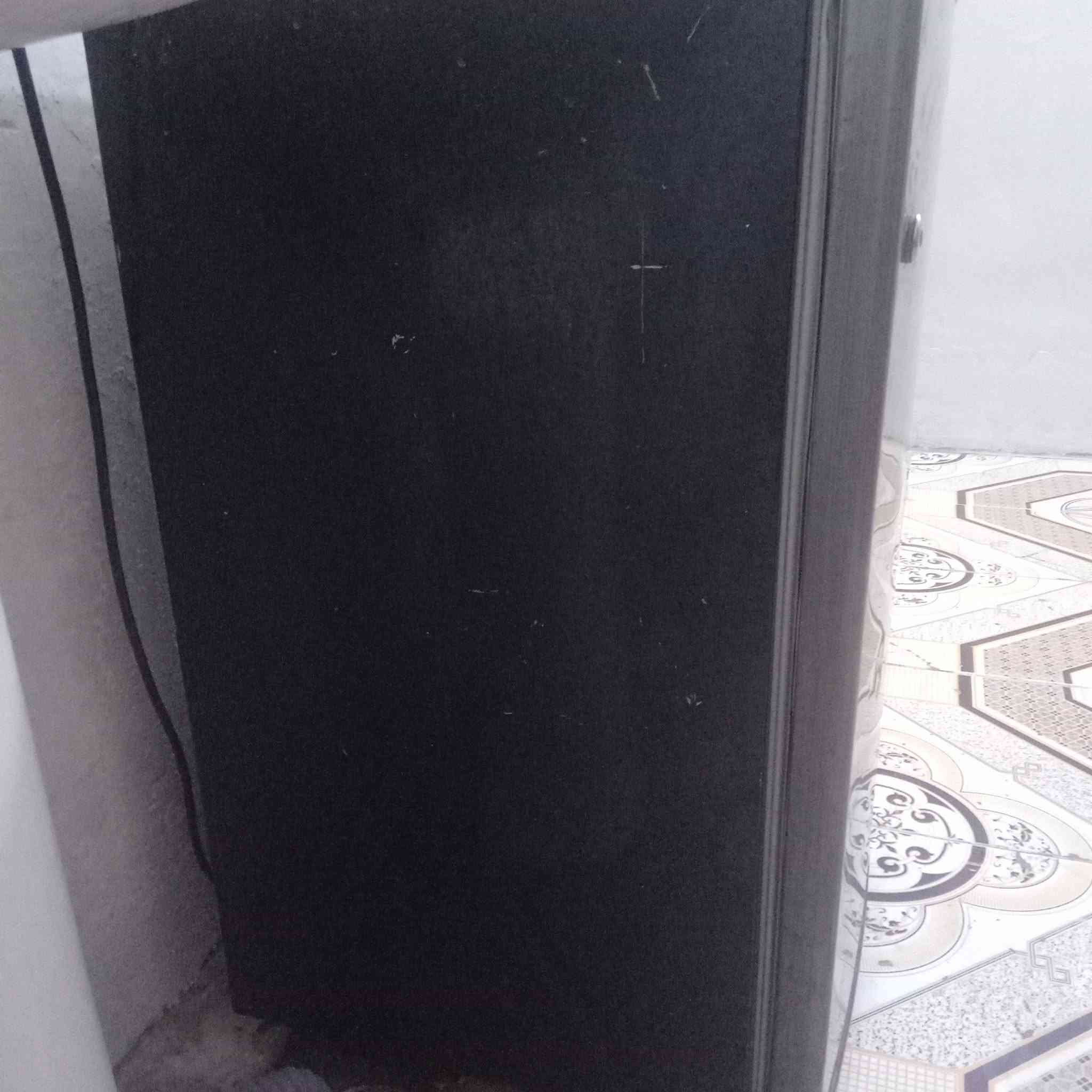 ثلاجه نضيفه حجم صغير السعر ٧٥ قفل المكان نهاية شارع الكهرباء رقم الهاتف ***********
