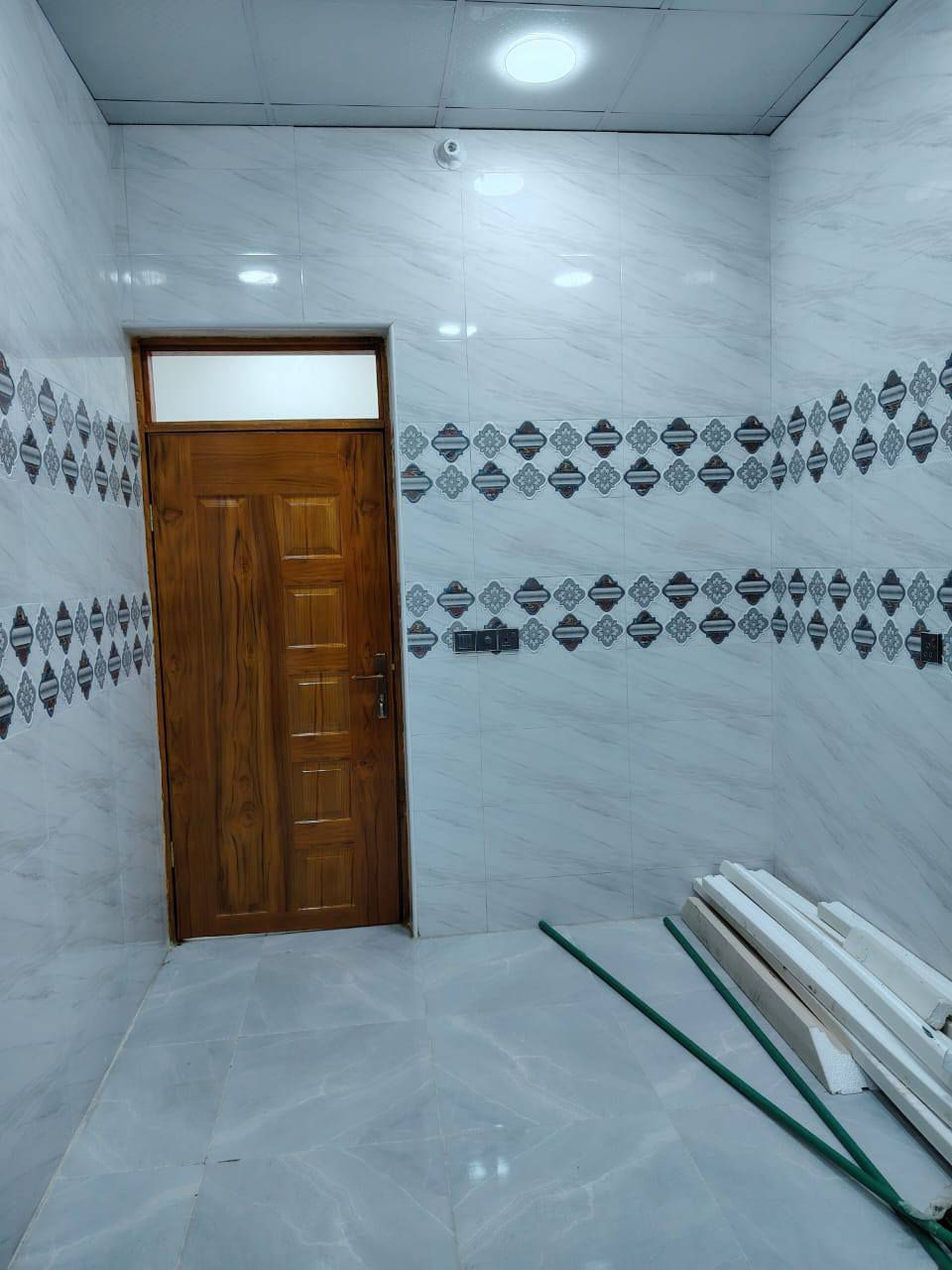 غرفتين +صاله+صحيات خارجيه وداخليه+ديوانيه +مطبخ

المساحه 125متر

الستفسار:***********
