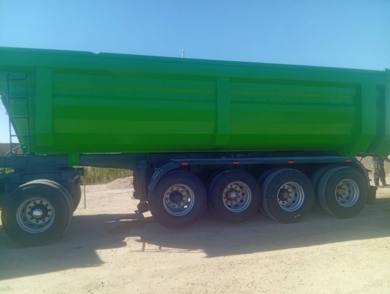 السلام عليكم مقطوره تركي  للبيع كفاله عامه شاصي 16 مضروب شريط تخم تاير  وزن الفارغ 10طن   السعر 185 للاتصال ***********
