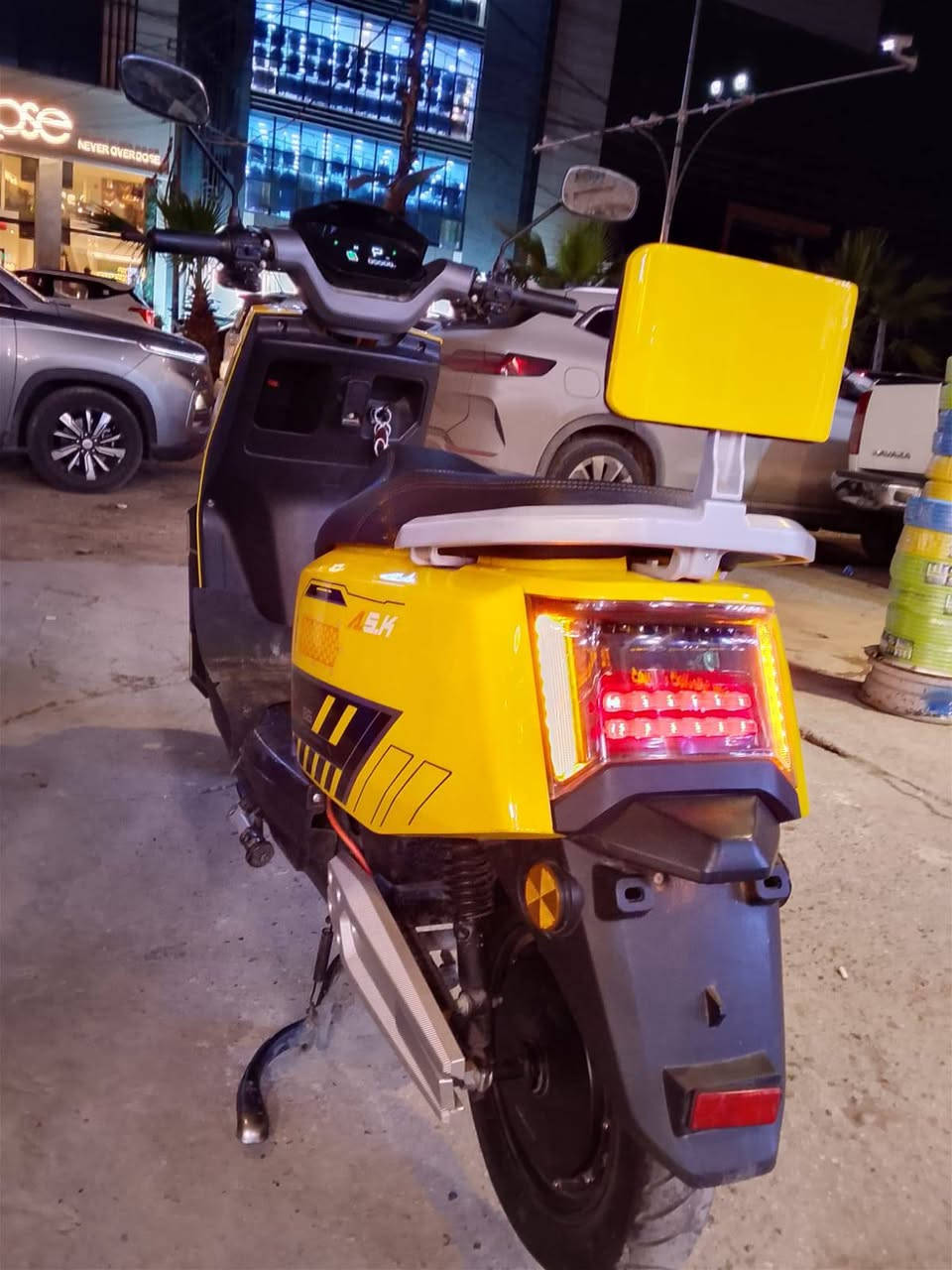 السلام عليكم
دراجه شحن للبيع
موديل 2025
6 باتري
نضامين تشغيل سويج وبصمه
وبيهه قفل نضام سرقه
سرعتهه60
السعر 600 وبيها مجال 
عنواني بغداد الكرخ
للاستفسار *********** واتساب 
*********** اتصال
