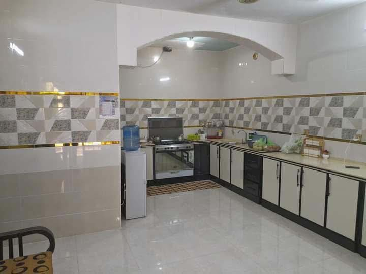 السلام عليكم بيت طابقين طابو صرف مساحه 300 في ابو غريب حي المهندسين قرب السريع يحتوي 5غرف نوم والبيت قديم بس مصروف عليه بل جديد ترميم كامل وشغل بواري حديث ومطبخ حديث ومخزن خارجي بناء جديد وحدائق الي عنده استفسار عن السعر وعن البيت يتصل عله الرقم او يراسل عله هاذ الحساب كورك *********** اثير ***********
