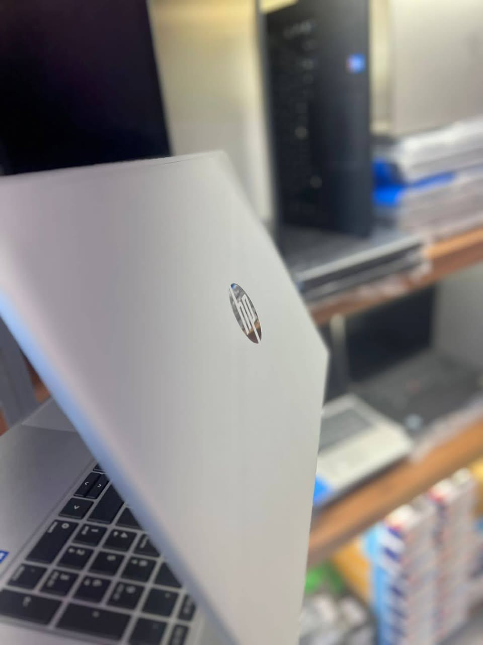سووبر سلم 🔥

HP ProBook 450 G8

💯 نسبة نضافة عالية جداً

📌 المواصفات:
⚙️ المعالج: Intel Core i5 الجيل 11 فئة G7 (أداء سريع وممتاز للشغل والدراسة)
🧠 الرام: 8GB DDR4 قابل للتطوير
💾 التخزين: 256GB SSD M.2 سريع وقابل للتطوير
🎮 كرت الشاشة: Intel Iris Xe Graphics 
🖥️ الشاشة: 15.6 إنج Full HD – صورة واضحة وألوان جميلة

🔌 المنافذ:
USB ×3 + USB-C (يدعم الشحن والعرض) + HDMI + LAN + مدخل سماعة

🔐 المميزات:
✔️ بصمة إصبع (Fingerprint)
✔️ تصميم سوبر سلم وأنيق
✔️ شحن تايبسي 
✔️ بطارية جيدة للاستخدام اليومي(تدوم 5 ساعات)
السعر 425.000 ألف


**إذا كنت صاحب هذا الإعلان وتريد حذفه لأي سبب، رجاءا أرسل رسالة إلى الدعم الفني**