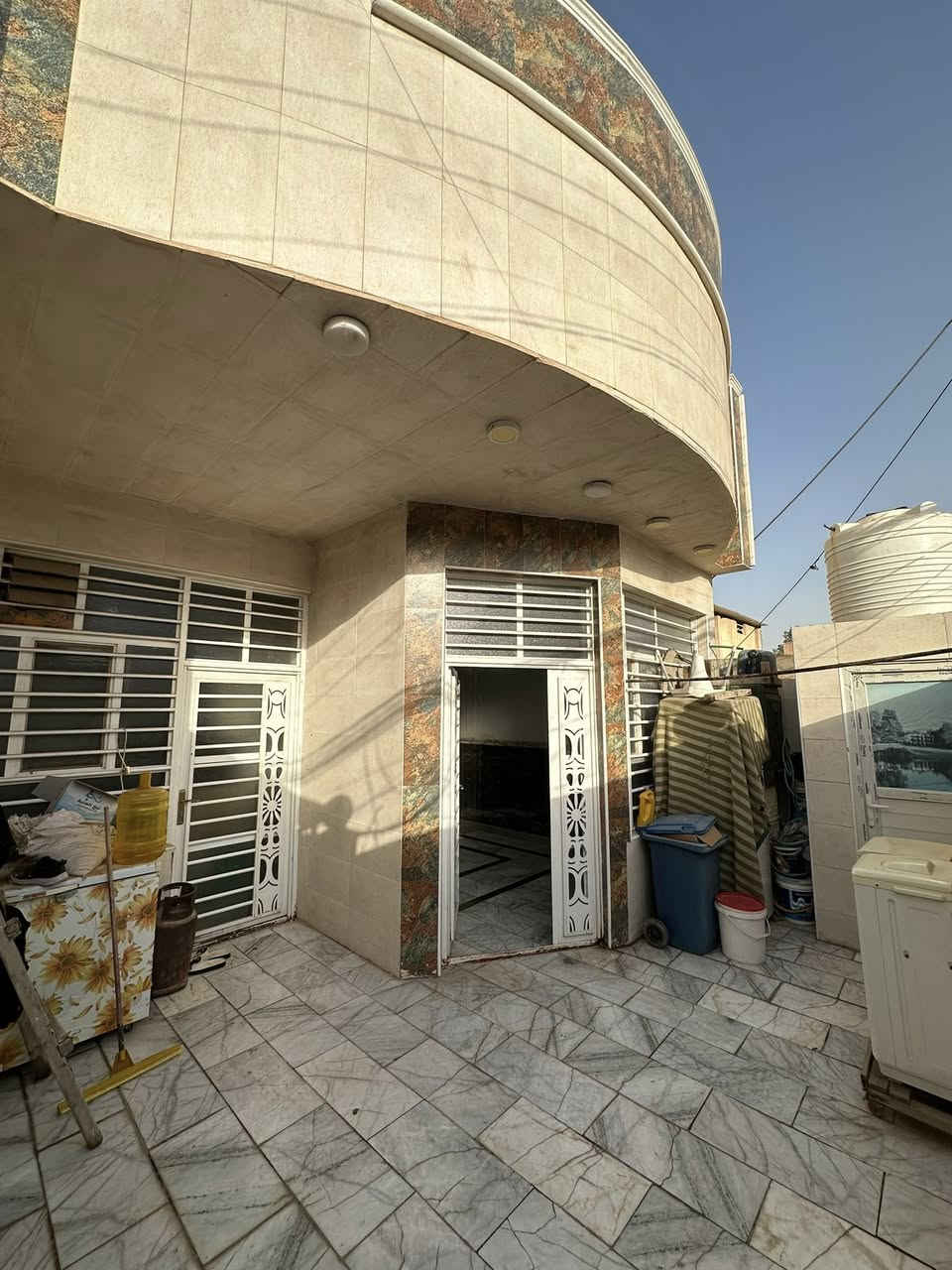 ﷽
دار للبيع مساحة 130 م
تفاصيل الدارر.🤩
طابق الاول :ستقبال + صاله +مطبخ +غرفه 
مجموعه صحيات + صحيات خارجي+ منور 2
طابق الثاني : غرفه نوم +غرفه صغيره سويت +صاله صغيره
بناء الدار.🧱 
صبب كونكريت درجه اولى + ديكورات جبس + سقوف ثانويه 
موقع الدار.🏠 
حي الجمعية شارع الوائلي 
للستفسار على الرقم واتساب :  *********** ☎️
