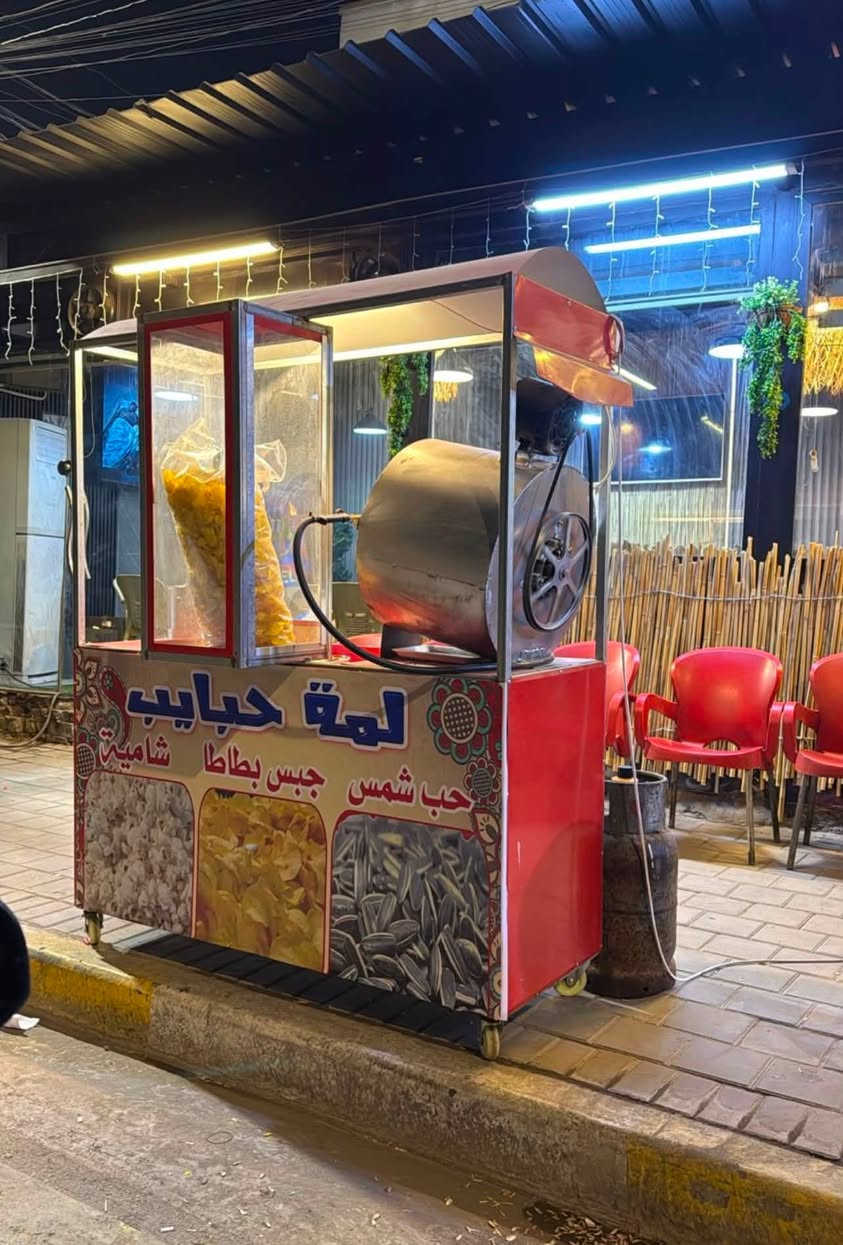 السلام عليكم ورحمة الله وبركاته
مقهى للبيع

المساحة ١٥٠ متر ارضية ركن على شارعين موقع مميز 

١-تحتوي المقهى على ٤ شاشات عرض 🖥️
٢-سبالت كنتورية عدد ٢ 💨 
٣-ثلاجات وعارضة مشروبات عدد٢ 
٤-نركيل 🚬خشبية وطه عدد ٤٠ 
٥-طباخ 
٦- ميز ١٤مع ٥٠ كرسي 
٧- جنبر جاي وحامض  خارجي 
٨- عربانة عصاير خارجية 
٩-عربانة جبس وحب وشامية خارجية 
١٠- كهرباء ٢٤ ساعة ومفتوحة. شكد متريد شغل 
١١- موقعها 📍الكاضمية شارع اكد ركن قريبة على الشط 
١٢- ايجارة كلش زين ومناسب بالنسبة لموقعها 
١٤- ديكورها حديث ومرتب يعني الي ياخذها درهم واحد ما يصرف عليها 
١٥- السعر الكلي ١٦ وبيها مجال قليل حك الجية 

الكهوة مرتبة وشغالة وعليها رجل كلش قوية
 سبب البيع هوة التعين 🤓ومدالحك 

الاستفسار اكثر الاتصال على الارقام التالية 
***********
