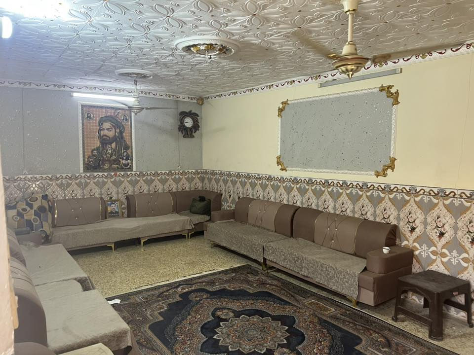 السلام عليكم ورحمة وبركاته بيت طابو صرف مساحه 220 متر يتكون البيت عن غرفتين نوم وستقبال وغرفتين نوم فوك وحده كامله وحده بعده سعر البيت 85 مليون بي مجال قليل مكان البيت الحمزه الغربي بل الباشيه قريب على محلات بيت ابو راسم رقم الهاتف ***********
