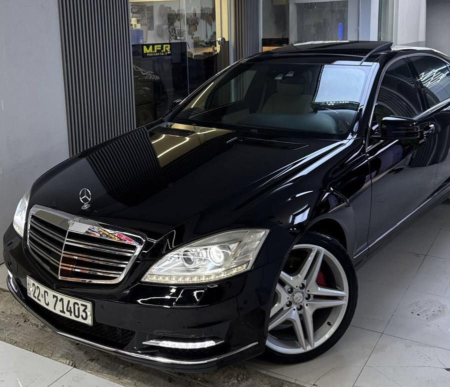 السلام عليكم
مارسيدس (S500 )
موديل : 2013 
ماشية : 130000 الف 
المواصفات 
بانوراما 
ناظور ليلي 
كشنات كهرباء 
كشنات الخلفيه كهرباء 
كشنات تدفئه + تبريد 
تجاوي كهرباء 
كشنات جلد
لون الداخل بيجي 
شاشة
كاميرا 
شاشات خلفية 
حساسات إمامية + خلفية 
رادارات 
قياده ذاتيه 
تحديد مسار 
ابواب شفط 
صندوك شفط كهرباء 
خمس بردات 
تبريد قطعتين 
مكينة 8 سلندر 
تحكم ستيرن جهتين 
كروز سرعة 
شفتات ستيرن 
ستيرن كهرباء 
ماوس 
موبايل 
صاجات 
لايت زنون 
زراك لايت 
لد امامي 
بلوجكتور لد 
بك لايت لد 
مري شفط كهرباء 
ترحيب 
اشاير بالمري 
ويل كب كروم AMG
لارج باب طويل 
(رقم إربيل الجديد بأسمي )
ملاحظة : السيارة مكفوله 
السيارة جاهزة من كلشي بدون اي نقص 
السعر : 265 وبيها مجال
العنوان:  بغداد الكاظميه قرب مرور الكاظمية معارض جكوك معرض الرحمن 
للاستفسار 
عبدالرحمن 
***********
 ***********
