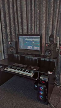 استوديو تسجيل كامل للبيع  07713053562