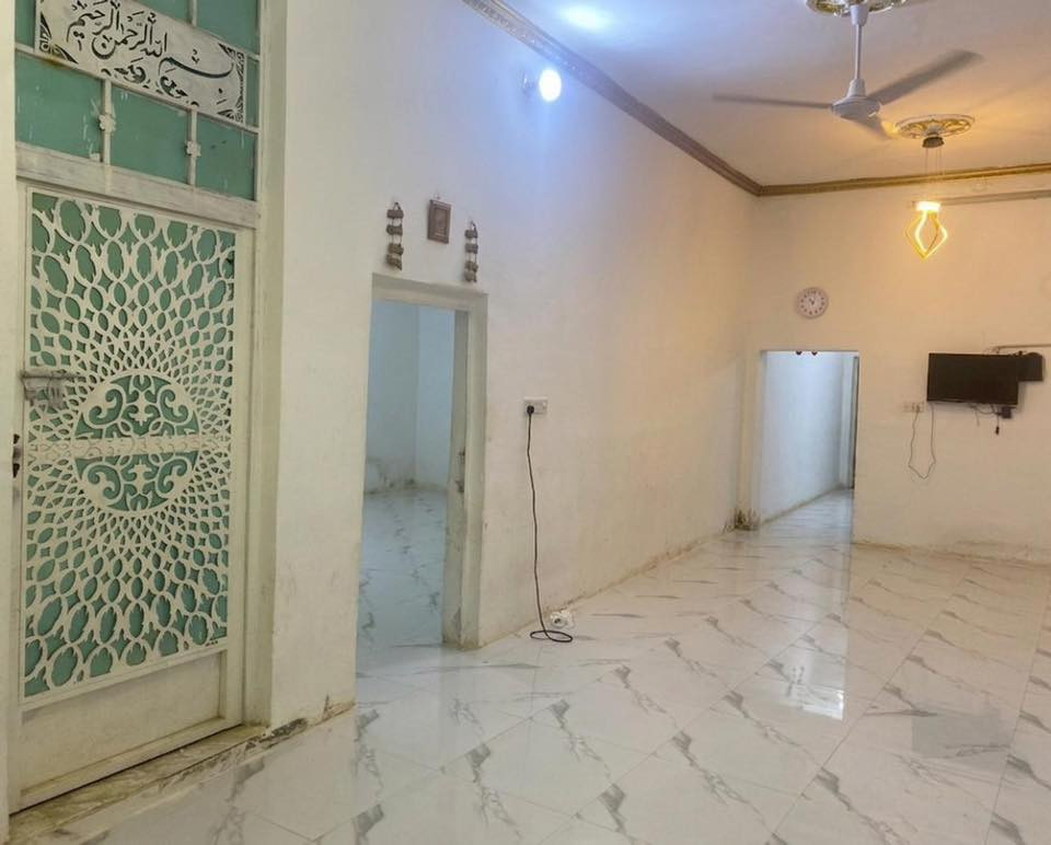 بيت للبيع مساحه ٣٠٠ متر  زراعي حي الكوفه الفرع مقابيل محطة حسن ملاغي ثالث بيت بداية الفرع يتكون من
دوانيه ٧*٤
طارمه وحديقه
صاله ٩*٤
غرفه ٦*٤
غرفتين٤*٥
مطبخ حار وبارد
 وصحيات خارجيه وداخليه
ومناور عدد٢

الاستفتسار عالرقم فقط
***********
