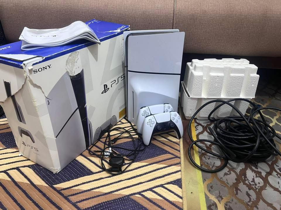 السلام عليكم ps5 1T سلم نضيف ابد ممفتوح مستخدم كلش قليل وياه العاب قوية مثل فيفا ٢٦ بتل فيلد ٦ كلف ديوتي مودرن وارفر جميع الملحقات وياه ++جوستك اضافي نضافتة 100% مكاني بغداد حي اور نهاية حي اور قرب السدة  مع شاشة مع دركسون
شاشة AOC  
المواصفات 
27 انش 
2K
240Hz
سعر البلي ٧٥٠
سعر الشاشة ٢٦٠
الدركسون ٧٥

واتساب او اتصال
***********
