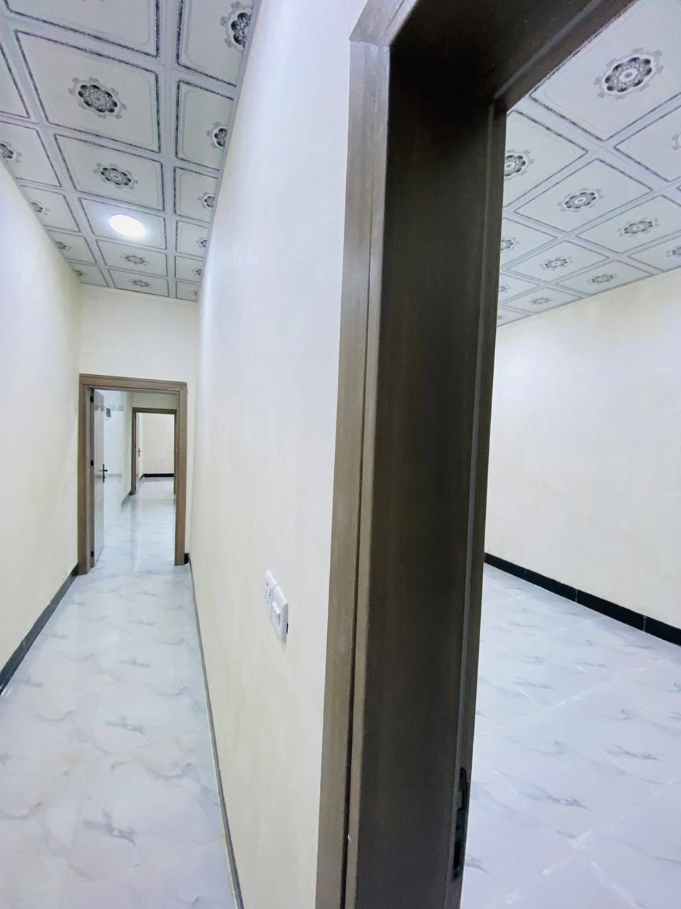 #دار ١٠٠متر  للبيع طابو صرف ب ( ٧٧ ) 
#الموقع: حي العسكري ٧٧ بناء حديث صفر نظام دكت تبريد مركزي وبسعر مناسب جدا 
#السعر: ٦٨ مليون 
#للأستفسار الاتصال بالرقم ***********
او مراجعة فروع مكتب النسور 
#الفرع حولي حي العسكري قرب قاعة بسطملي 
#الفرع الثاني سايدين كوباني قرب جسر النجدة
