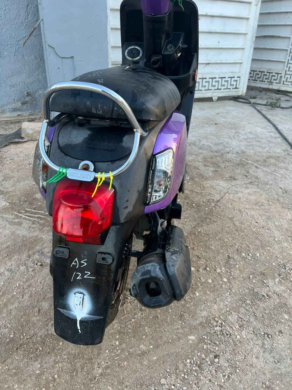 السلام عليكم شباب بوليس نوزل للبيع مستعجل ع بيعتها قبل شهر نازله من الرمبه  رقم صاحب الدراجه ***********
