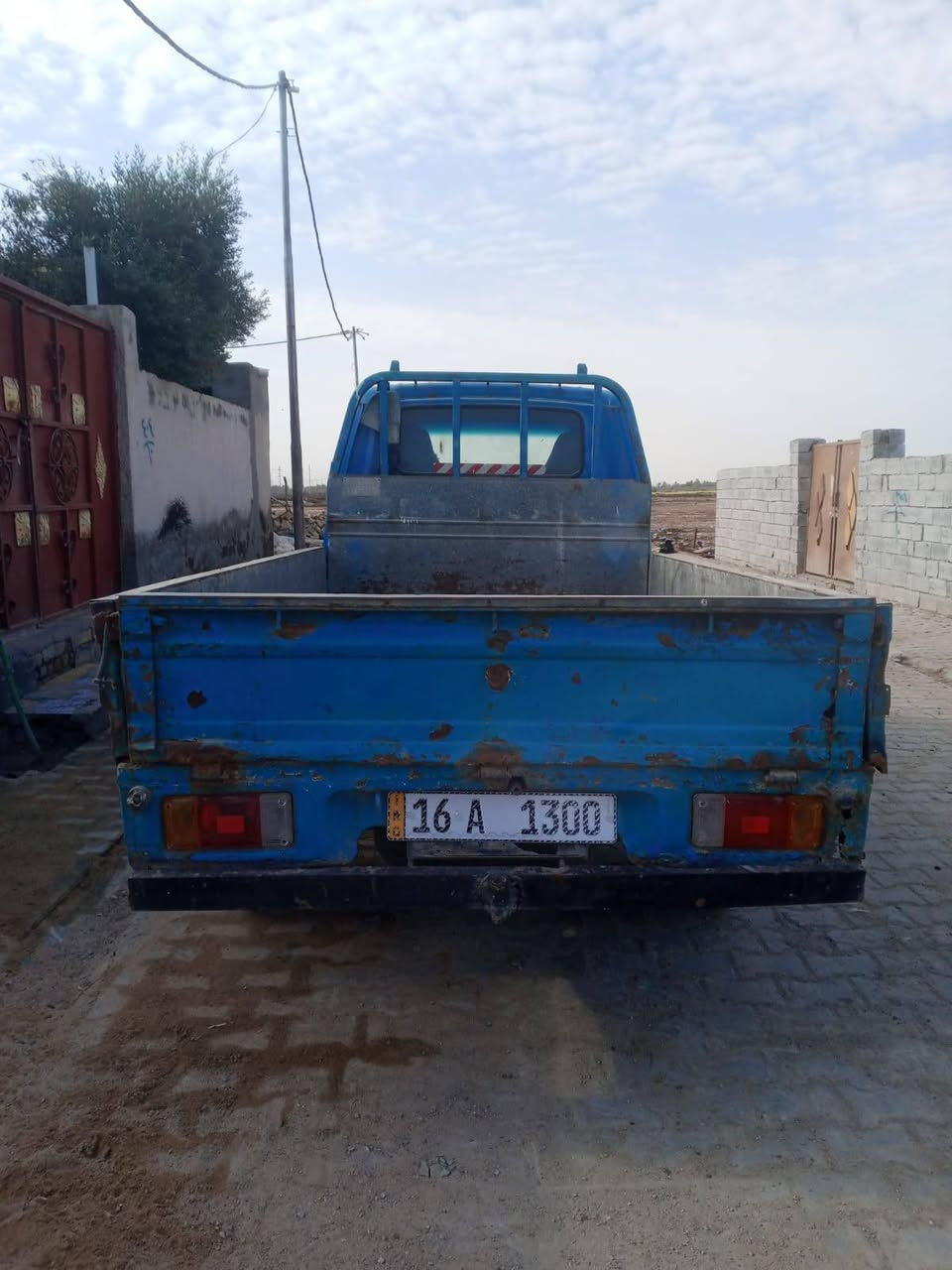 السلام عليكم ابنكو اموديل 1995مكينه خيره من الله سياره حلوه حداديه نضيفه سياره بسمنه ثاني يوم مداور السعره 33 وبيه مجال رقم ***********
