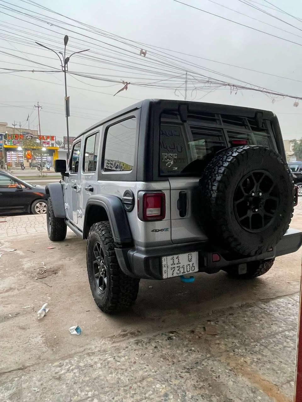 السلام عليكم 
Jeep wrengler willys 4Xe 2024 
1-محرك السيارة هجين (plug _in Hybrid -phev) 4 سلندر تيربو 
2- نظام الدفع رباعي 
3- تشغيل عن بعد 
4- جميع الايرباكات سليمه 
السياره ما بيه كل نقص 
السعر 280 
مكان السيارة بغداد البنوك 
***********
