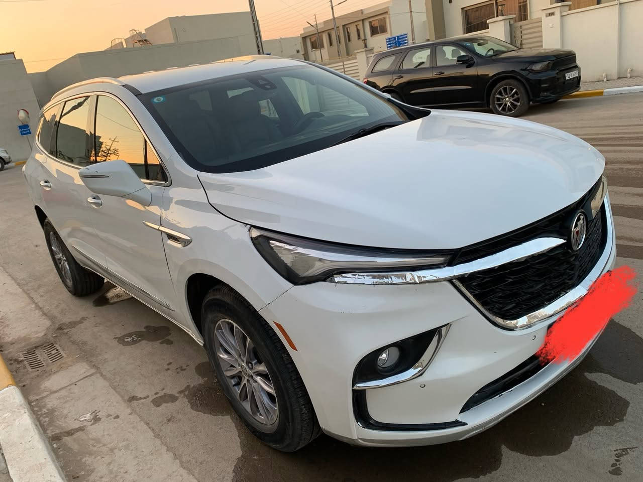 السلام عليكم بيوك انكليف موديل 2024 للبيع
بويك إنكليف ايسنس 2024 (Buick Enclave Essence) كسيارة SUV كروس أوفر فاخرة ذات 7 مقاعد، تتميز بمحرك V6 سعة 3.6 لتر بقوة 310 حصان، ناقل حركة أوتوماتيكي بـ 9 سرعات، دفع أمامي قياسي (أو رباعي اختياري)، ومقصورة رحبة تضم شاشة 8 بوصة، جلد، كراسي تدفئة، أنظمة أمان متطورة (رادار، نقاط عمياء)، وكاميرا خلفية عالية الدقة. 

المواصفات الفنية والميكانيكية:

المحرك: 3.6 لتر V6 (LFY).

القوة: 310 حصان.

عزم الدوران: 266 رطل-قدم (367 نيوتن متر).

ناقل الحركة: أوتوماتيكي بـ 9 سرعات.

الدفع: أمامي (FWD) قياسي، أو دفع كلي (AWD) اختياري.

استهلاك الوقود: تقريباً 18 ميل/غالون داخل المدينة، و26 ميل/غالون على الطرق السريعة (FWD). 

التصميم الخارجي:

مصابيح LED أمامية ونهارية، ومصابيح ضباب.

جنوط ألومنيوم قياس 18 بوصة.

مرايا جانبية مدفأة وقابلة للطي كهربائياً.

باب خلفي كهربائي يعمل بدون استخدام اليدين. 

المقصورة الداخلية والراحة (فئة ايسنس):

مقاعد جلدية لـ 7 ركاب (مع مقاعد كابتن في الصف الثاني).

مقاعد أمامية قابلة للتعديل كهربائياً مع تدفئة.

عجلة قيادة مدفأة.

نظام تحكم بالمناخ ثلاثي المناطق (Three-zone automatic climate control).

تشغيل السيارة عن بعد. 

الترفيه والتكنولوجيا:

شاشة معلومات وترفيه تعمل باللمس قياس 8 بوصة.

دعم لاسلكي لـ Apple CarPlay و Android Auto.

شحن لاسلكي للهواتف الذكية.

نظام صوتي مكون من 6 سماعات.

نقطة اتصال Wi-Fi. 

أنظمة الأمان والسلامة (Enhanced Buick Driver Confidence):

كبح تلقائي للطوارئ (Automatic emergency braking).

فرملة أمامية للمشاة (Front pedestrian braking).

نظام مراقبة النقاط العمياء (Lane change alert with side blind zone alert).

نظام الحفاظ على المسار (Lane keep assist).

رادار أمامي (Forward collision alert).

كاميرا رؤية خلفية عالية الدقة (HD Rear View Camera).

حساسات ركن أمامية وخلفية. 

السعر 235$ للاستفسار الاتصال على الرقم ***********
