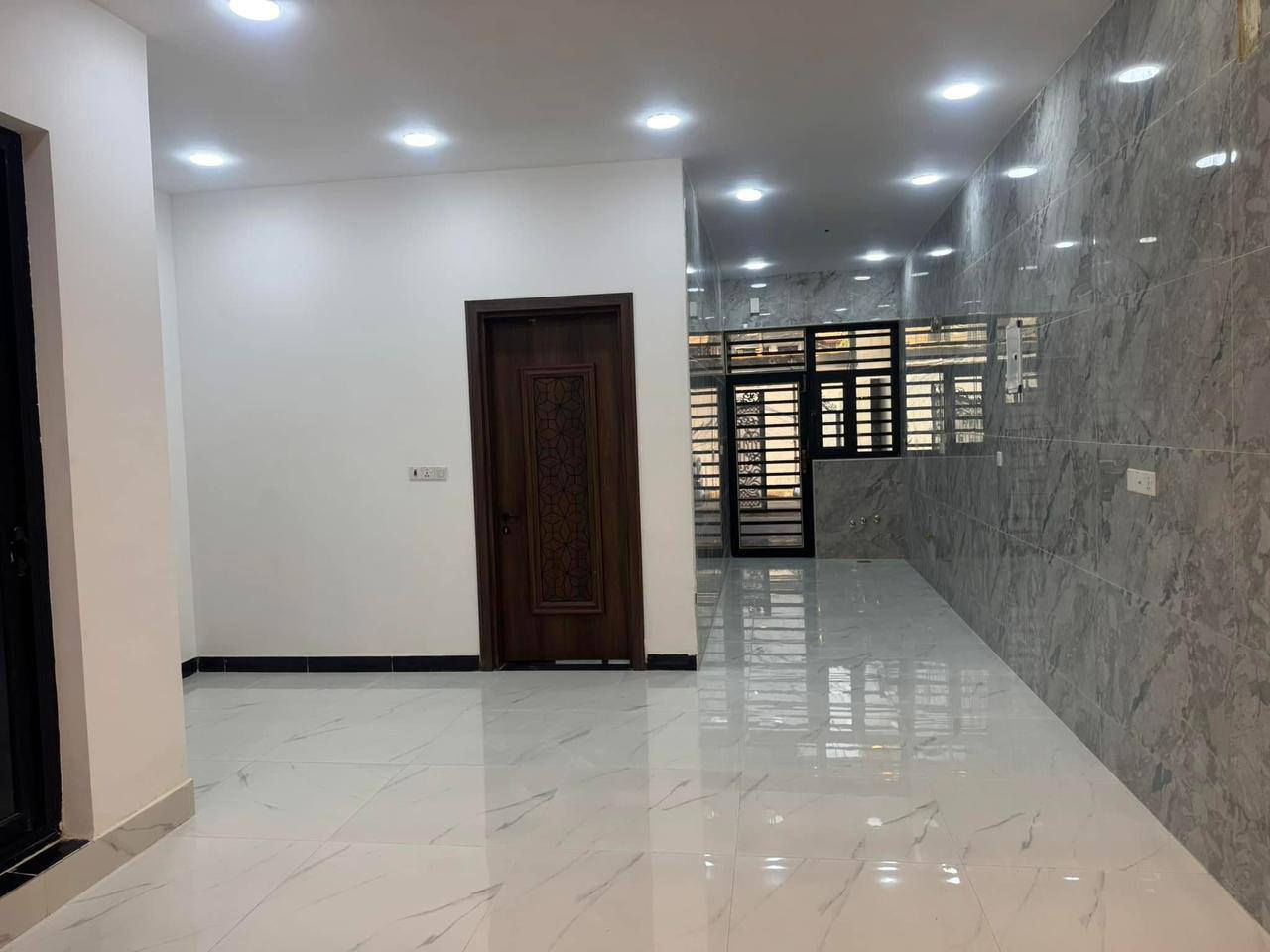 دار للبيع منطقة ضباط المساحة 150 متر 
الواجهة 6 نزال 25 بناء حديث غير مسكون يحتوي على 4 نوم صحيات عدد 3 
بناء حديث غير مسكون 
*********** واتساب
#مكتب_العدل_للعقار
