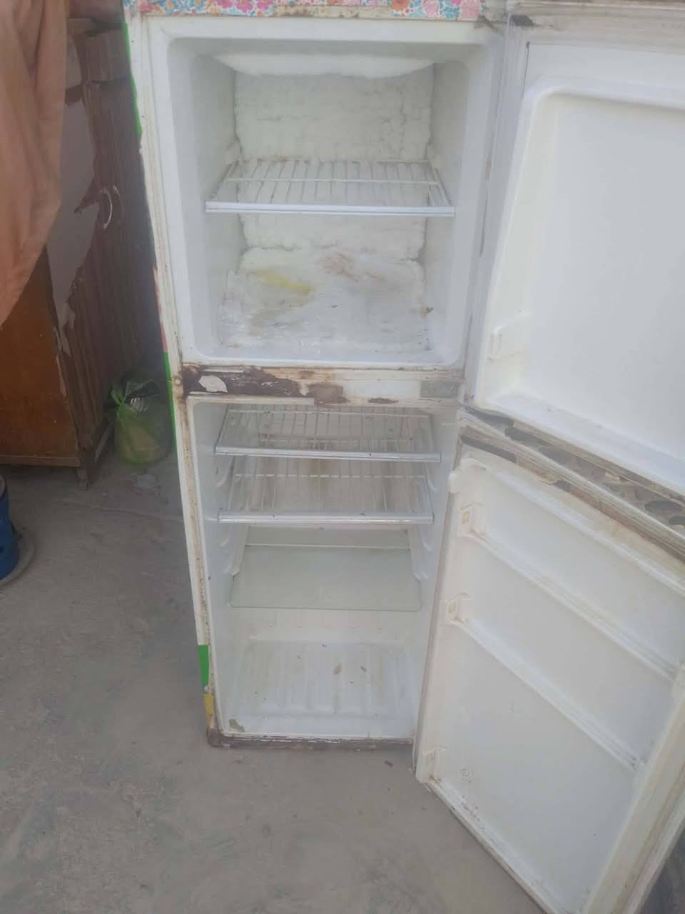 ثلاجه صغيره اجمد سعره 40.. ***********
