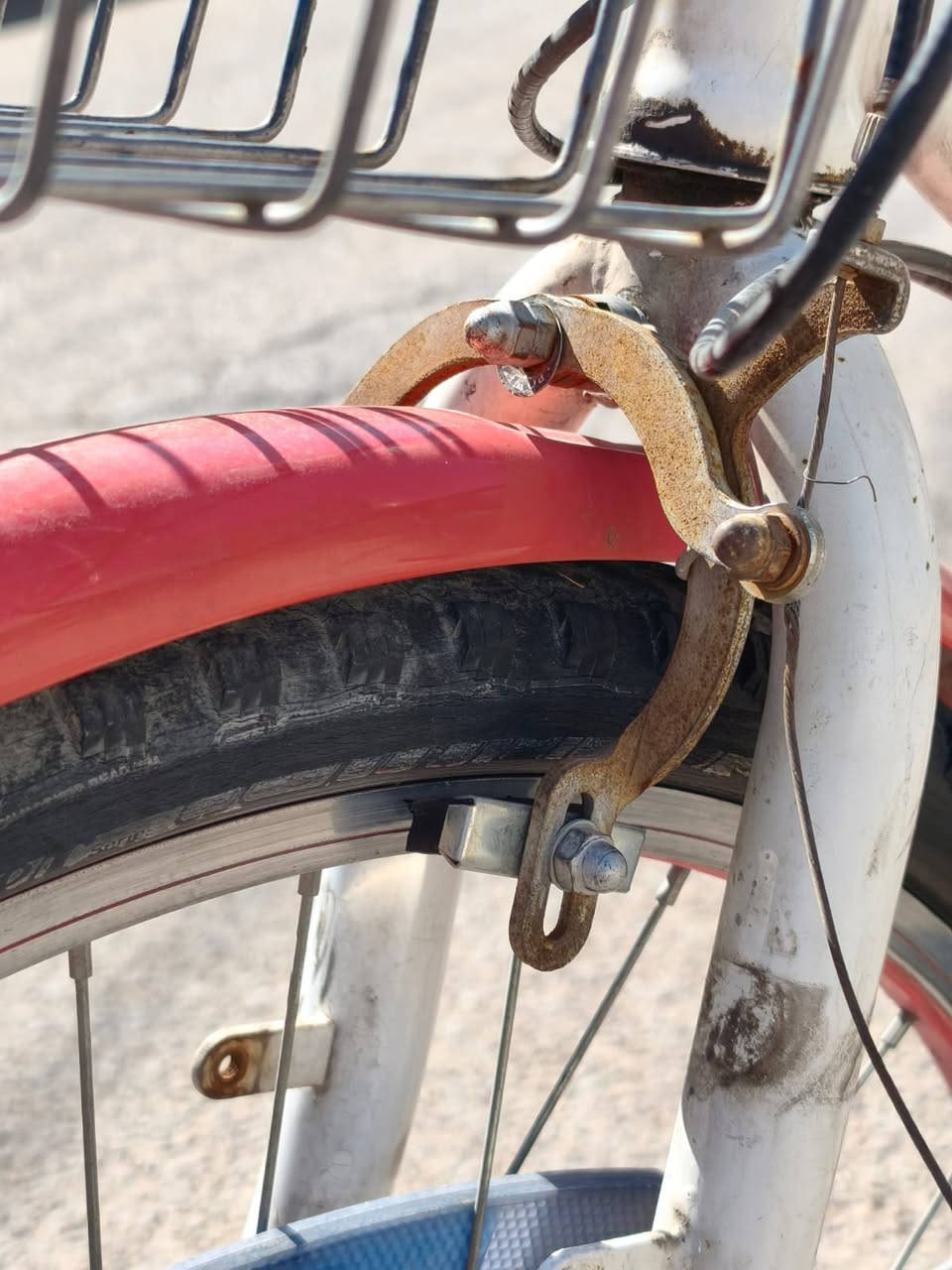 السلام عليكم
بايسكل للبيع في منطقة الدورة 
حي الصحة قرب جامع أبي الحسنين
بايسكل بناتي حجم 26 
تاير عريض بريكات شغاله
باسكل نضيف متوسط
السعر 85 و بي مجال 
للتواصل***********
