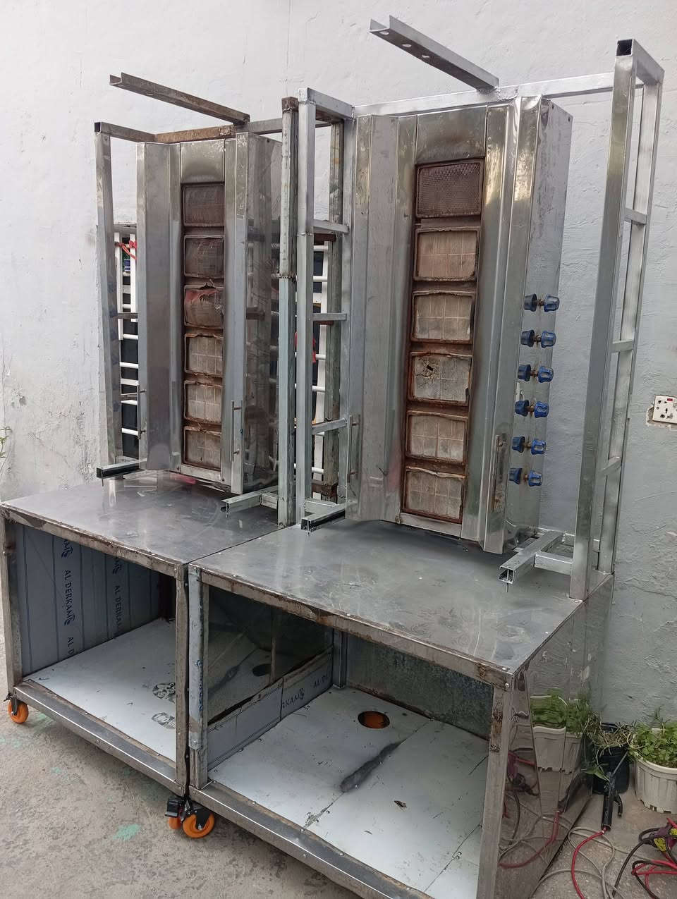 السلام عليكم كربلاء طويريج حي العسكري  شوايه كص عدد 2. شيش.  عدد 2 للبيع السعر مناسب     ***********.       *********** واتساب او اتصال
