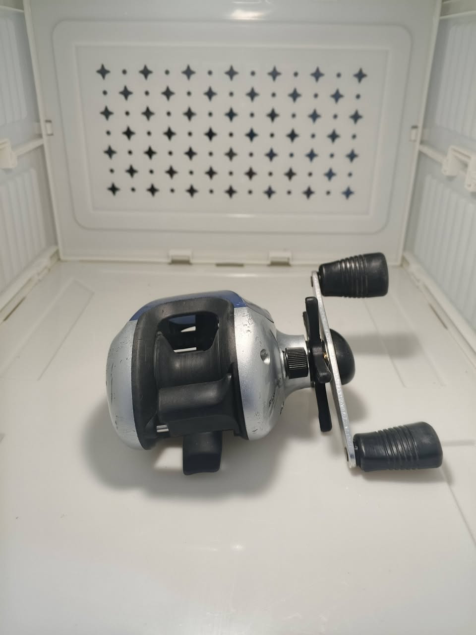 السعر /// 25 /// التوصيل مجاني 
1-الماركة: Shimano (شيمانو اليابانية).
2-الموديل: Bass Rise (الرمز المكتوب على القاعدة RH 390).
3-نوع البكرة: Baitcasting (بكرة دوارة علوية).
4-نظام الكبح: مزودة بنظام Easy Mag (فرامل مغناطيسية)، وهو يساعد في تقليل "التعشيش" أو اشتباك الخيط أثناء الرمي.
5-جسم البكرة: مصنوع من الجرافيت المقوى مع أجزاء من الألمنيوم لتقليل الوزن.
6-جهة المقبض: يمين (Right Hand)


**إذا كنت صاحب هذا الإعلان وتريد حذفه لأي سبب، رجاءا أرسل رسالة إلى الدعم الفني**