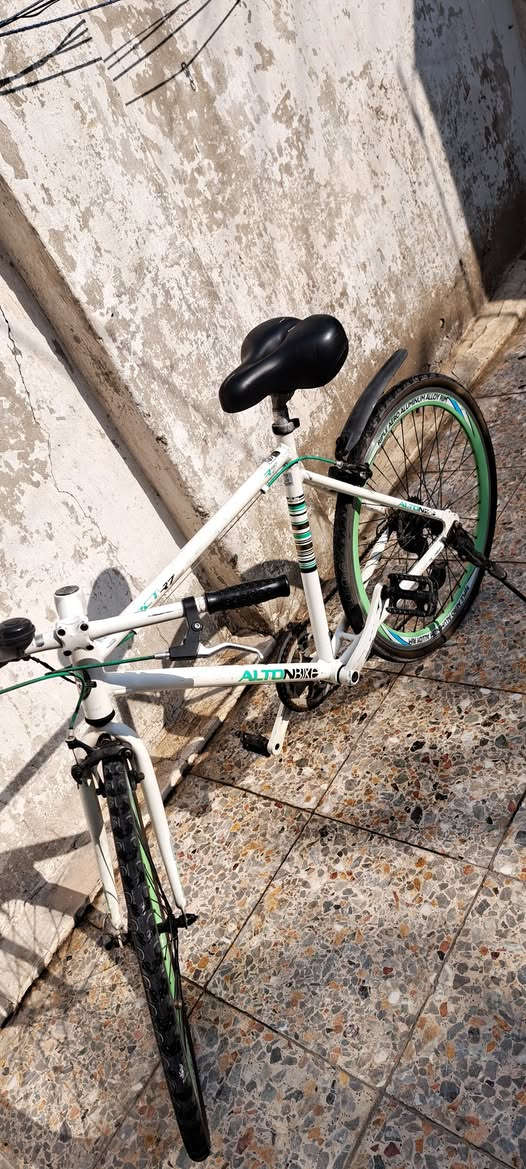 باسيكلات عدد اثنين للبيع سوه الاحمر حجم ٢٠ اخو الجديد استعمال قليل والابيض حجم ٢٦ مستعمل معوز تاير وجوب وتعديل ميزانية الكير ،،سعرهن ١٤٠ قفل قفل ،الحرية الدولعي ،،***********
