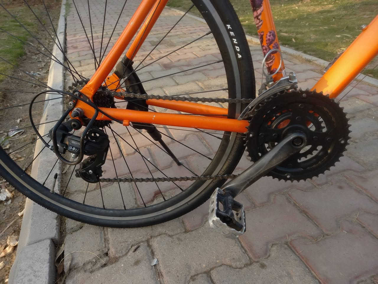 يا الله يا رزاق
سلام عليكم 700c للبيع او للمراوس
١)لشة المنيوم مضلع برتقالي حجم M 

٢)سستم شيمانو بالكامل وشغال ٣×٧ عكرب تورني 

٣)تايرات حجم 700×28 أمامي HAKUBA كتان وجوب كندا 
وخلفي كندا جديد وجوب جديد اصليات 

٤)ويالة QUANDO  أمامي عدالتة ٩٨%والخلفي ٩٥% يعني شوية 

٥)بريكات شغالات فج فحمات خلفية جدد اصليات 

٦)بوري سرج دبل 

٧)وياه خفايف ستاند بايسكل وستاند تلفون وجرص 

سعر مطلوب ١٦٥ الف 
مكاني بغداد الكرخ 
***********
