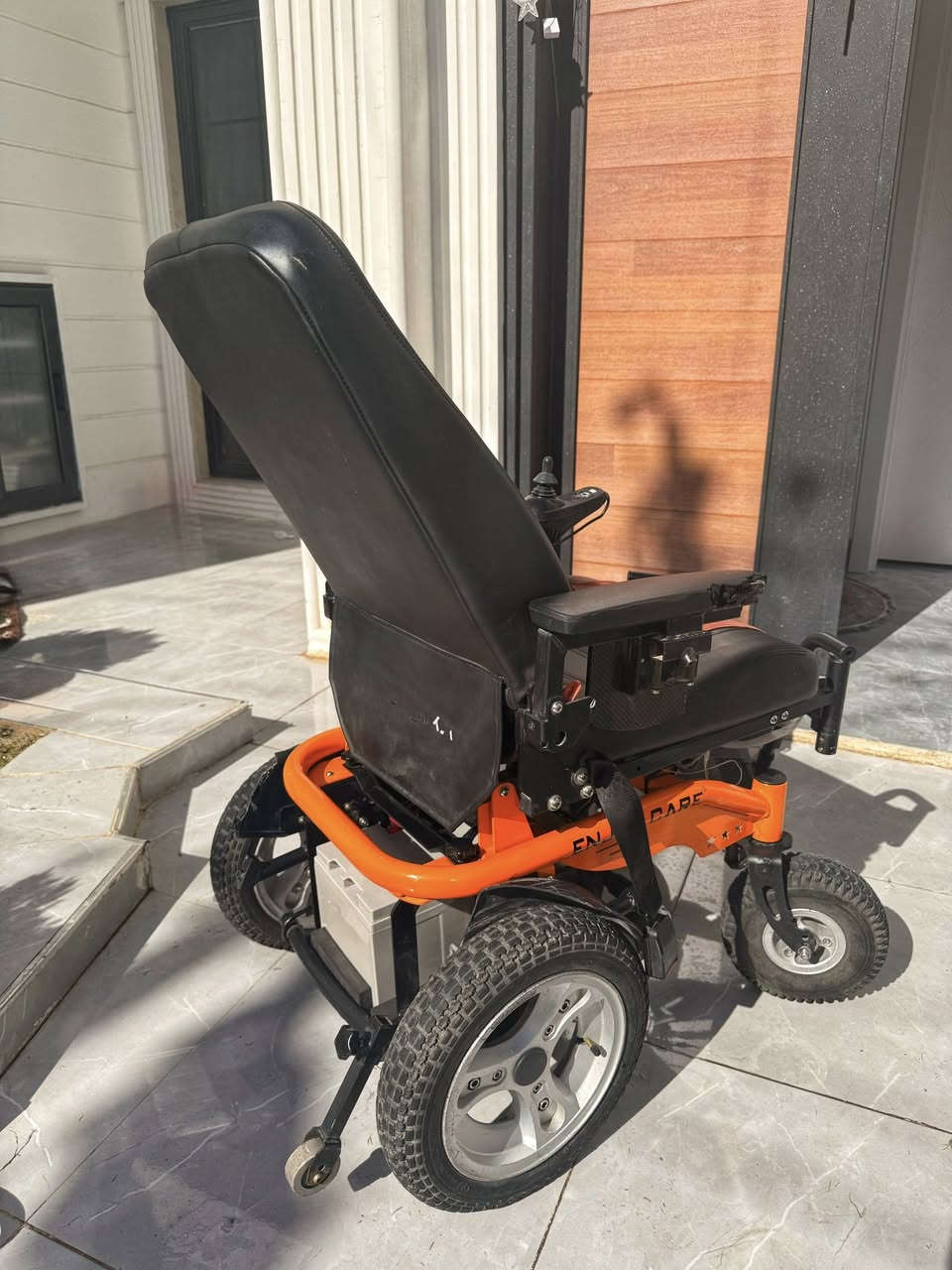 عربانة كهربائية معوقين مثل بالصور بطاريات جديدة السعر المطلوب 300 الف وبي مجال بسيط الاتصال بالرقم/*********** أو *********** المكان كركوك
