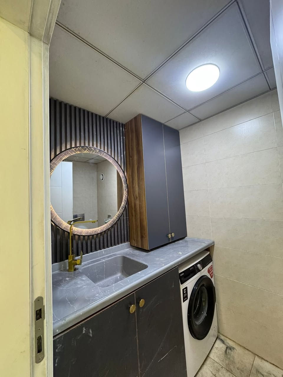 شقه للايجار في اربيل
‏في مجمع سكني لايف تاورز
‏داخل مربع ذهبي
‏شقة متوفرة غرفة وصالة 
‏مؤسسة بالكامل أساس جديد Vip 
‏مساحتها 60 متر 
‏استفسار أكثر على ال WhatsApp 
***********
***********
