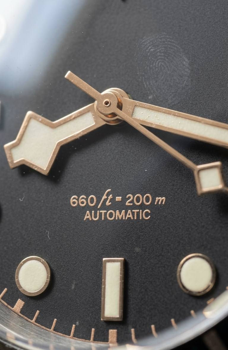 Tandorio Heritage Diver – الفخامة الكلاسيكية بأداء ياباني موثوق
🔴المحرك (Movement): قلب ياباني نابض من نوع Seiko NH35A التلقائي (Automatic). يتميز بـ 24 حجرًا وسرعة دقة عالية، مع خاصية "Hacking" لضبط الوقت بالثانية.
🔴الهيكل (Case): مصنوع من الفولاذ المقاوم للصدأ Solid 316L Stainless Steel المصقول بعناية، مما يضمن مقاومة فائقة للتآكل والخدوش.
🔴الزجاج (Crystal): زجاج ياقوتي (Sapphire Crystal) مقاوم للخدش مع طبقة طلاء مضادة للانعكاس لضمان وضوح الرؤية في كافة الظروف.
🔴المينا والعقارب: مينا أسود مطفي (Matte Black) مع عقارب "Snowflake" الشهيرة وتطعيمات مضيئة (Luminous) توفر رؤية ليلية واضحة جداً.
🔴مقاومة الماء: تصل إلى 200 متر (20 ATM) مع تاج (Crown) بنظام اللولب (Screw-down) لضمان عزل تام أثناء السباحة أو الغوص.
🔴السوار: سوار من الفولاذ المقاوم للصدأ بتصميم رياضي متين مع مشبك أمان محكم.
كاملة الملحقات والمرفقات

السعر :120 الف 
للحجز والاستفسار يرجى مراسلة الصفحة


**إذا كنت صاحب هذا الإعلان وتريد حذفه لأي سبب، رجاءا أرسل رسالة إلى الدعم الفني**
