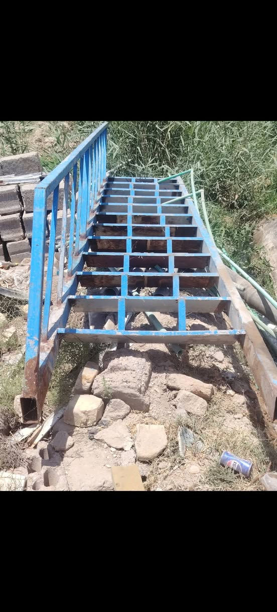السلام عليكم باب  ودرج للبيع الدرج 4مترات وربع جديد ***********
