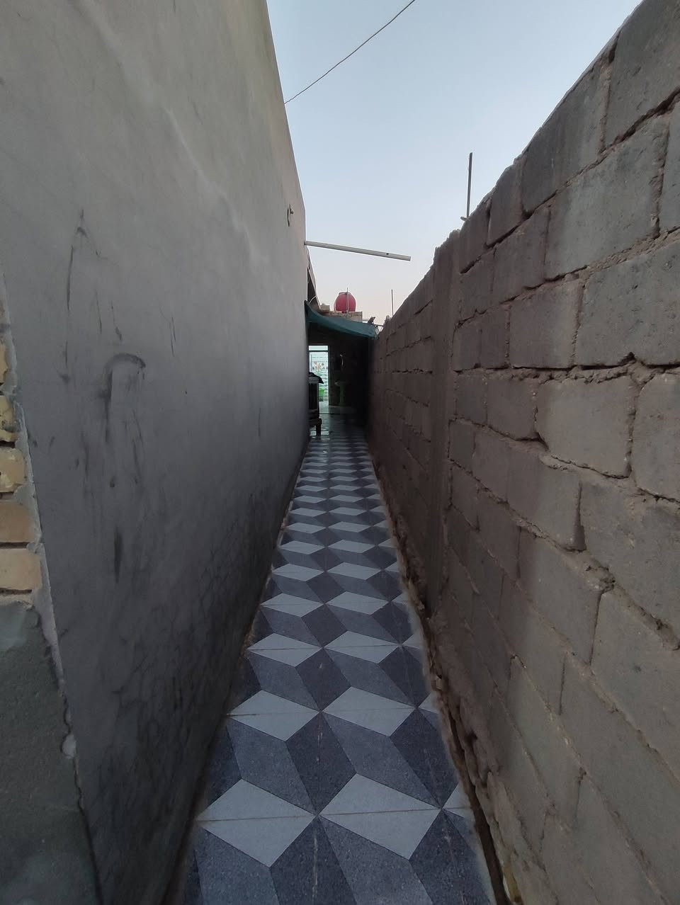 تم تنزيل السعر بسبب الاستعجال..!! 
بيت للبيع المساحه الكليه 320 متر على شارع لعام ركن موقعه تجاري بيت كامل مكمل {{نواقصه قليله جدآ}} البيت مكون من إستقبال+ غرفتين+ صاله + مطبخ + مجمع صحيات 
الموقع شارع المعاره حي السجاد مجاور حسينيه العويسات 
الاستفسار أكثر مراجعه مكتب المصداقية طريق المعاره او الاتصال على الرقم ***********
