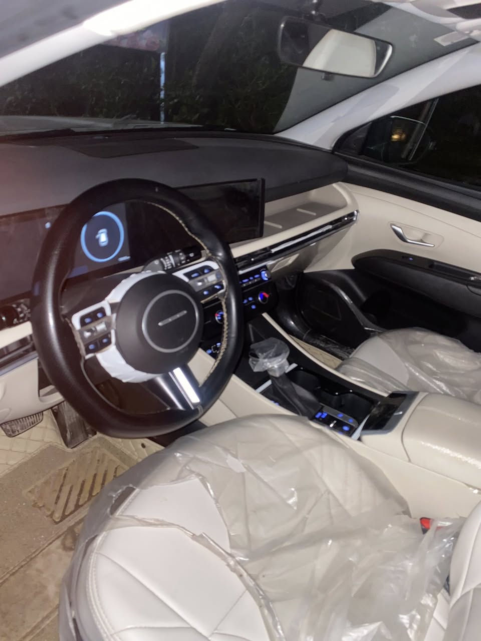 السلام عليكم
توسان ٢٠٢٥ خليجي مكفولة
رقم بغداد 
ماشيه ١٢ 
تشغيل بصمة   
تشغيل عن بعد
سايد بريك دگمة   
كشنات كهرباء وجلد 
اوتو هولد
بك لايت LED
كروس سرعه
بردات ابواب خلفية
حساسات امامية + خلفية 
تحكم مقود كامل
بصمات عدد 2 
انارة ترحيب
نقطة نزول منحدرات. 
نظام مانع تزحلق 
شاحن موبايل واير ليس  
اشاير بالمري والمري شفط
مخرج AUX + USB‏
وضعيات قياده 
سعر ٢٢٠
 
مكان بغداد  
***********
