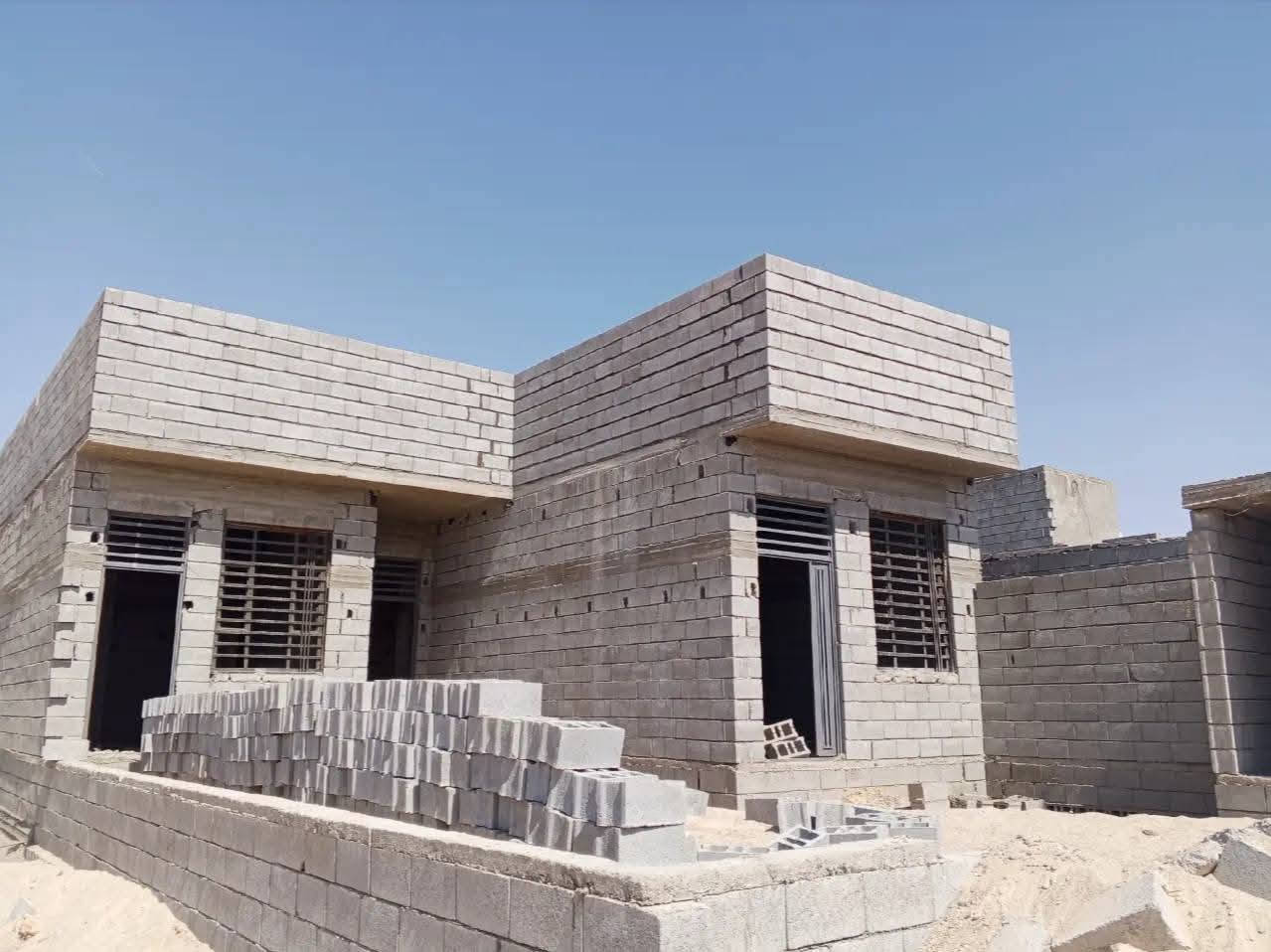 السلام عليكم خلفه بناء بلوك شغل درجة اولى قطعي ايومي انشتغل في جميع محافظه بغداد الاتصال *********** واتساب
