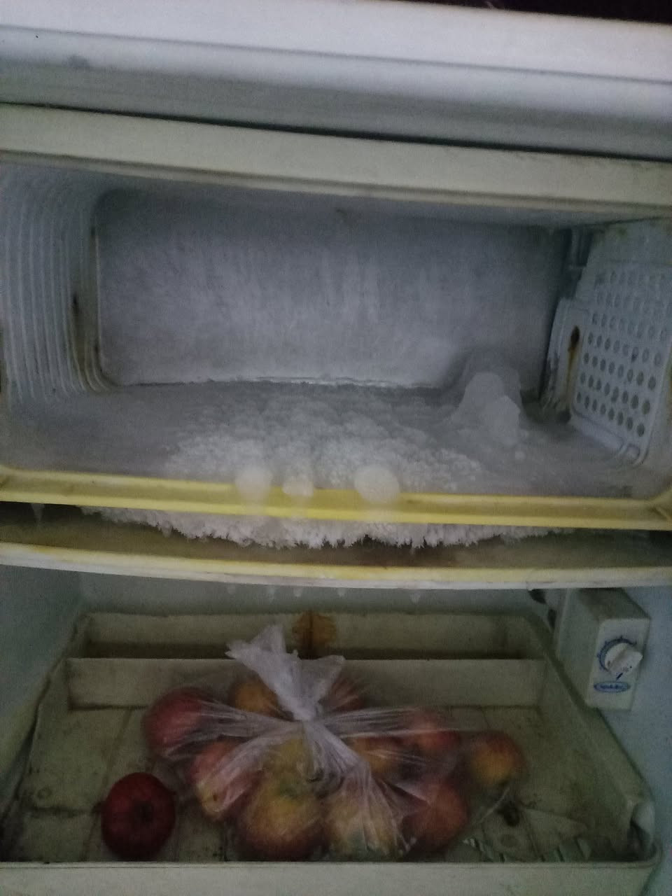 السلام عليكم للبيع ثلاجه عشتار حجم كبير السعر 75 علئ الفحص ***********
