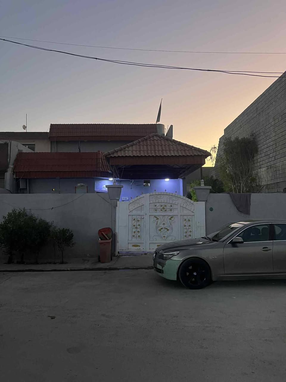 السلام عليكم دار للبيع 300متر يقع في منطقه الحمزلي قرب المنتوجات النفطيه الاتصال على الرقم ***********
