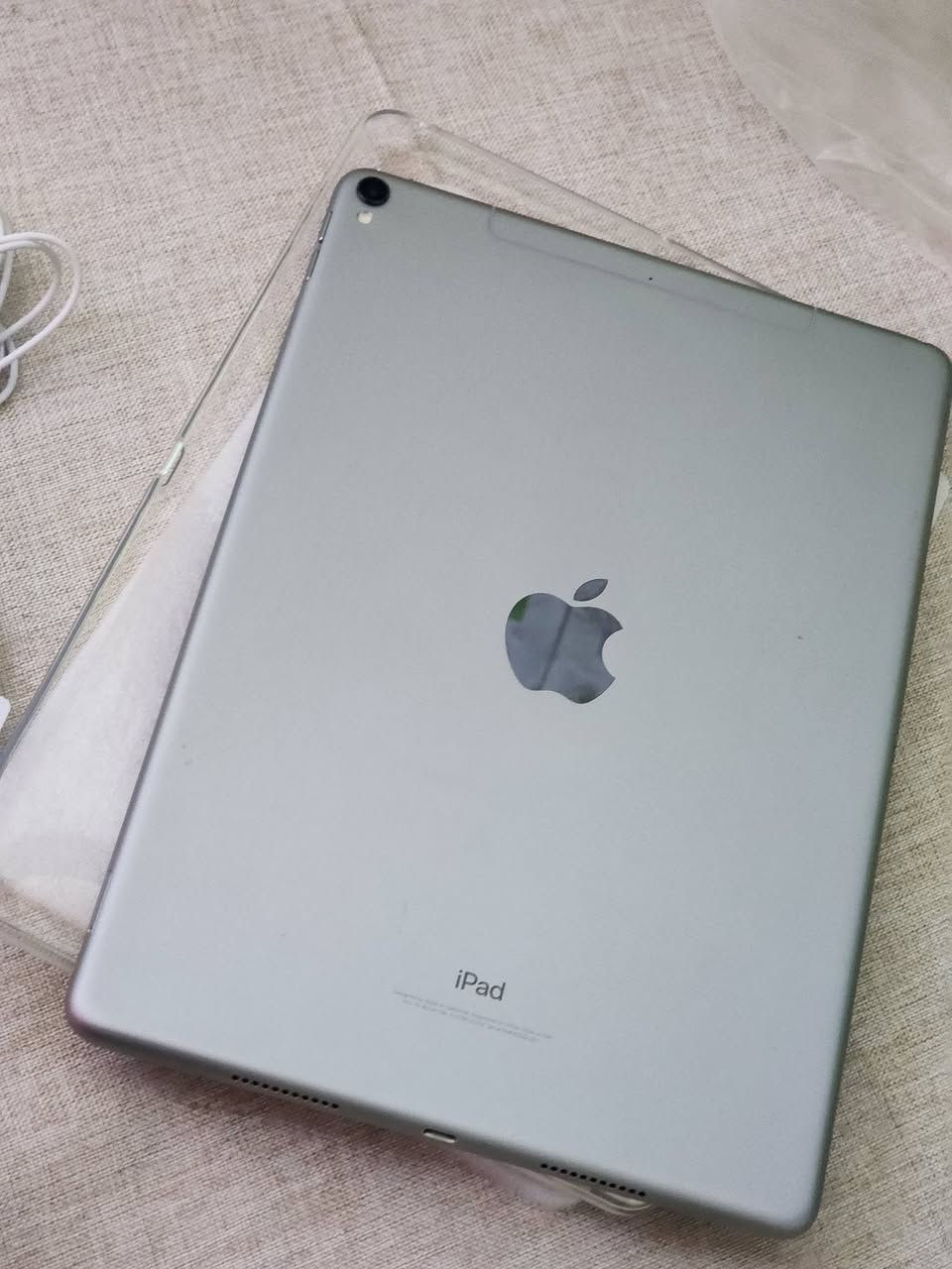 ايباد برو،10.5ذاكرة 64 ,سيم كارت مكفول ونضيف جدا اربع سماعات استريو وياه شاحنة اصلية وسماعات ولاسق شاشة 
***********بغداد 240,الف قفلة
