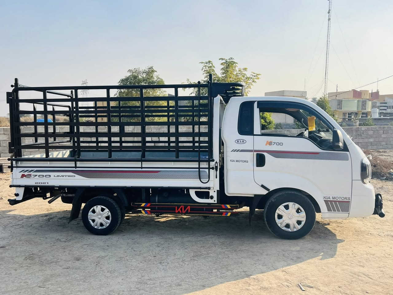 ‏سلام عليكم كيا للبيع موديل 21  رقم واسط k2700 مكفول كفاله عامه تخم تاير سبير شركه سياره بوضع شركه
سياره كامل مكمل محجر سبايدرات درع دعاميه خلفيه بوري
ماشيه 120 الف حقيقي 
لاستفسار ***********
مكان السياره بغداد المداءن
