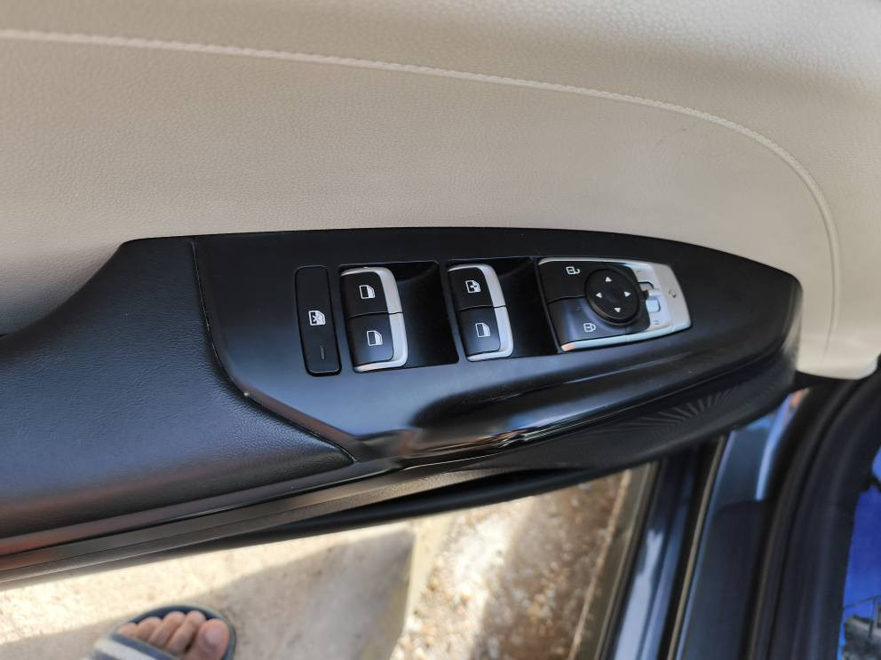 السلام عليكم ورحمة الله وبركاته 
كي 5 موديل 2023 خليجي مكفوله 
ماشي 19 الف كيلومتر 
مواصفات سيارة 
لايت اربع عدساة
ويل 18
تحكم جهتين
حساس خلفي 
جنطه بصمه
مكينه 2000 دوش 
كامره خلفيه 
شاشه جبيره
االبك لايت لد متصل
امرايات شفط 
اشاير بالمري
ترحيب عند القتراب
بصمة ابواب
كشن كهرباء 
لد نهاري
داخله جلد رياضي ابيض اللون 
رقم الهاتف 

*********** اتصل او تدلل الرفاعي, ذي قار
