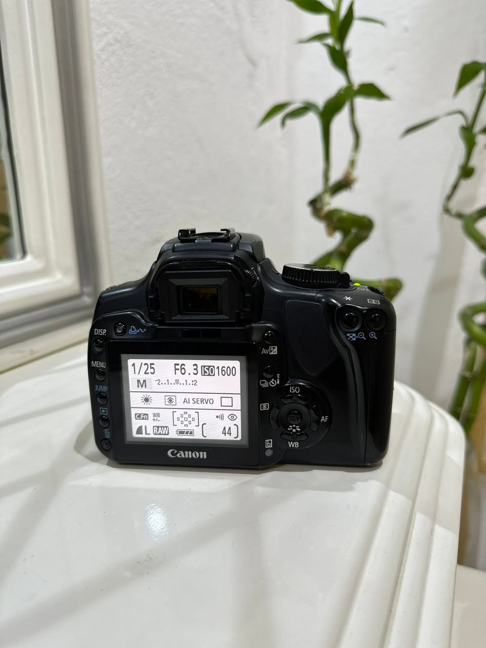 Canon EOS كاميرا
بدقة 0.1
ميجابكسل
Canon عدسة
18-55mm
شاشة 2.5 إنش
فلاش مدمج
تدعم تبديل العدسات
الملحقات
٧ بطارية
٧ كارت ذاكرة
٧ كيبل نقل الصور
٧ حزام الكاميرا
حالة الكاميرا
الكاميرا نظيفة جددا استخدام
خفيف وما بيها أي عطل أو خدش مؤثر وكل وظائفها تعمل
بكفاءة جاهزة للاستخدام
مباشرة بدون الحاجة لأي
إضافات

 للاستفسار أو الحجز راسلني على الخاص📲
***********
