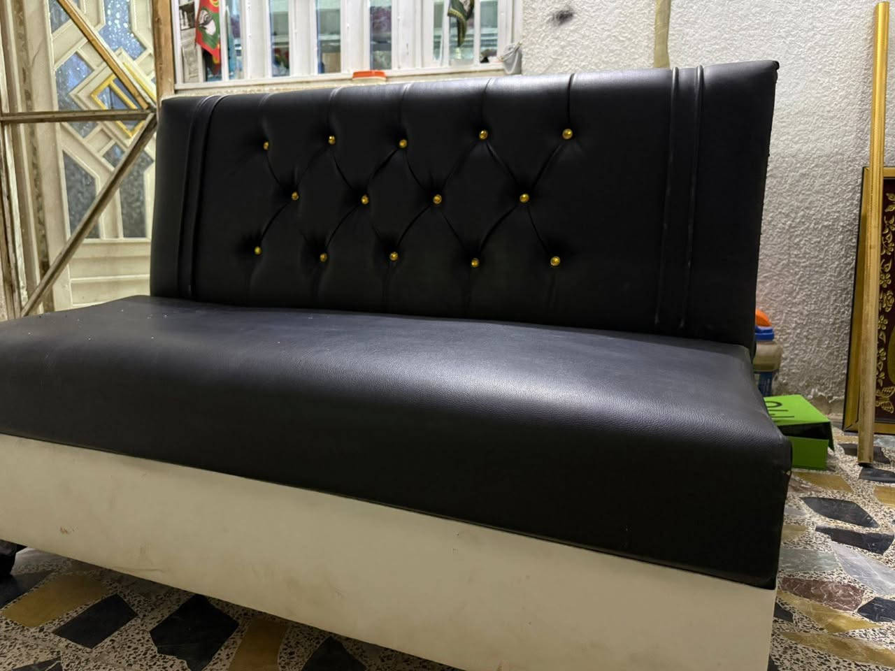 السلام عليكم
ميز حلاقه مع تخم قطعتين 
سعر الميز 250 وبي مجال 
سعر التخم 100 وبي مجال 
اتصل وتدلل ***********
